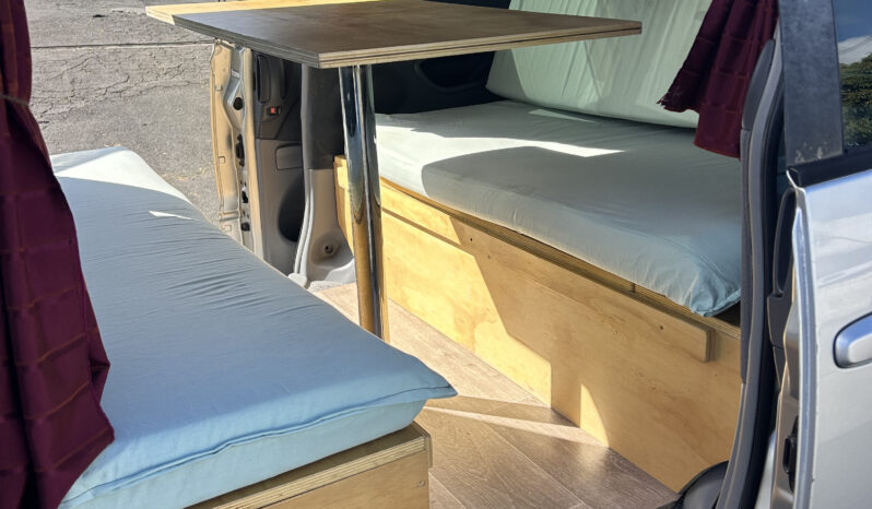 
								Toyota Estima 2000 Self Contained Campervan full									